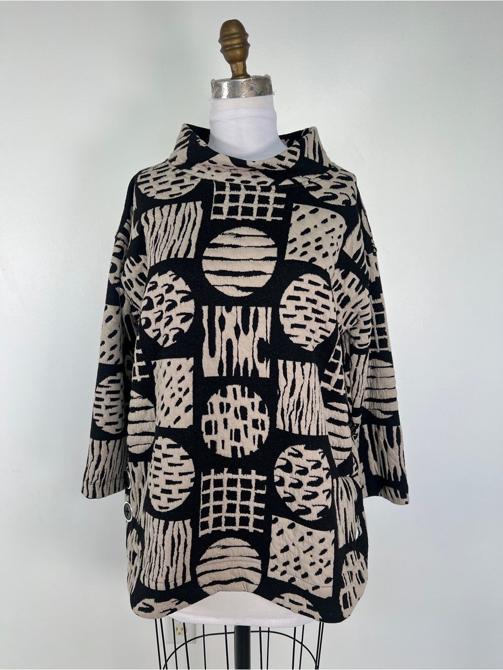 NWT! Ali Miles Black and Tan Long Sleeve Top Size Medium